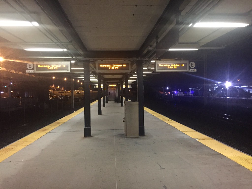 Empty Thursday night Amtrak/MARC platform at New Carrollto… Flickr