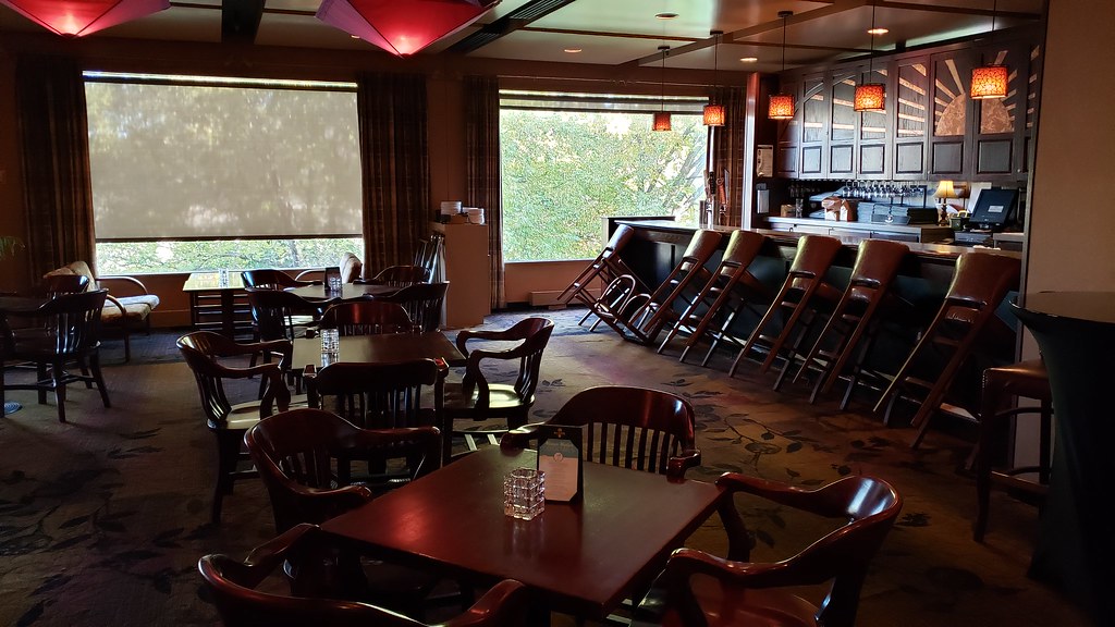 Crowne Plaza Bar 3131 Campus Dr, Plymouth, MN 55441 jotaro_shima