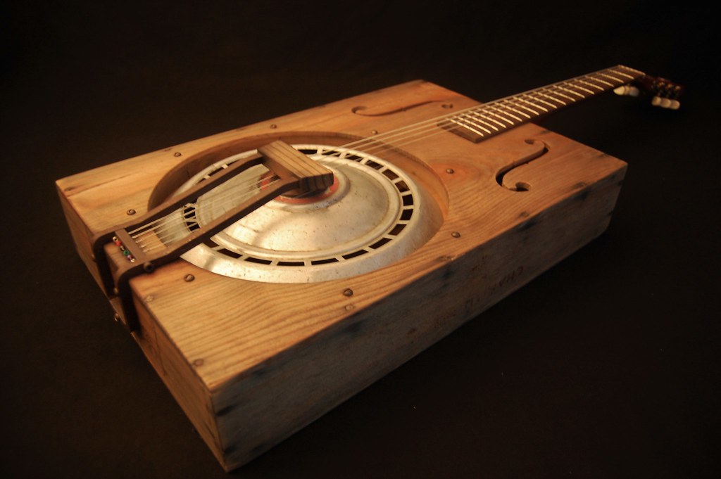 ArondoPhonic Wine Box Guitar with (lightweight) aluminum … Flickr