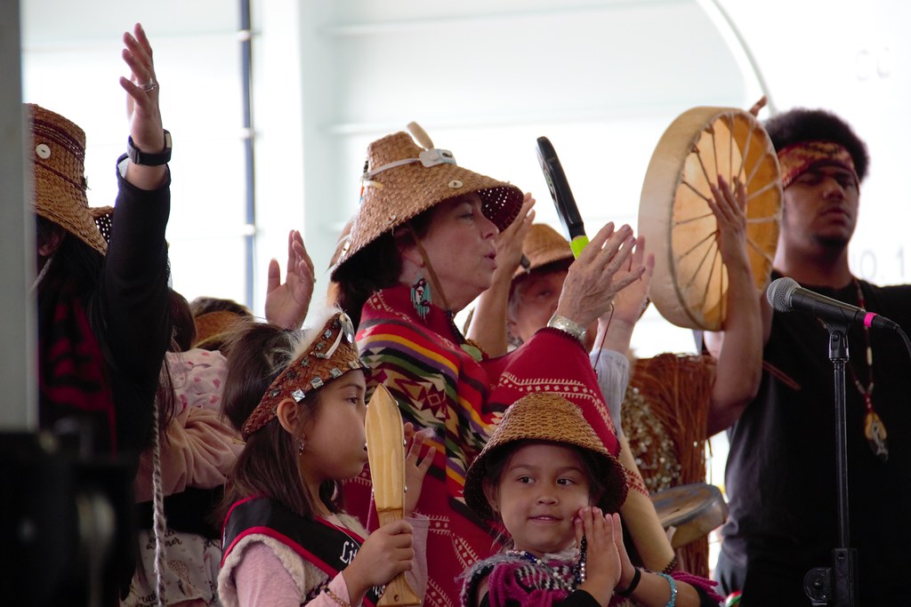 Suquamish Song and Dance Members of the Suquamish Tribe do… Flickr