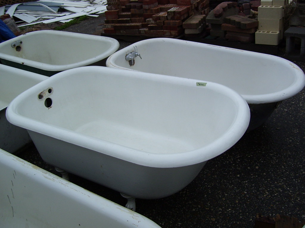 100_0142 Clawfoot tub at Community Forklift. Nice tub, did… Flickr