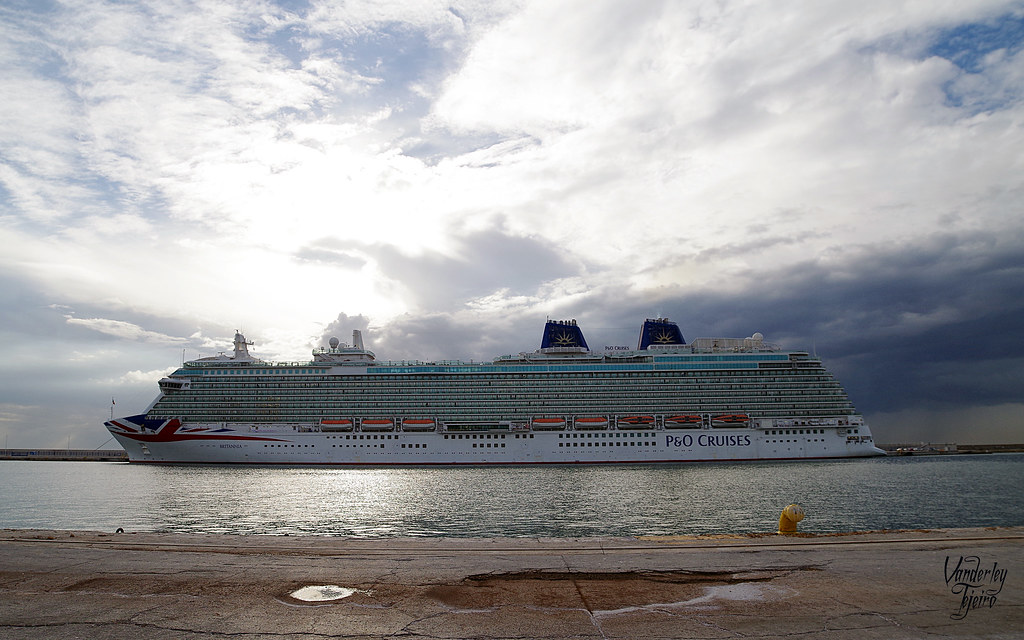 Britannia atracado en Alicante Vanderley Tejeiro Flickr