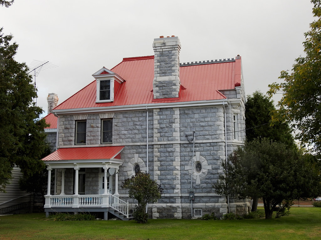 The Reid House in PortageduFort, Quebec The Reid House i… Flickr