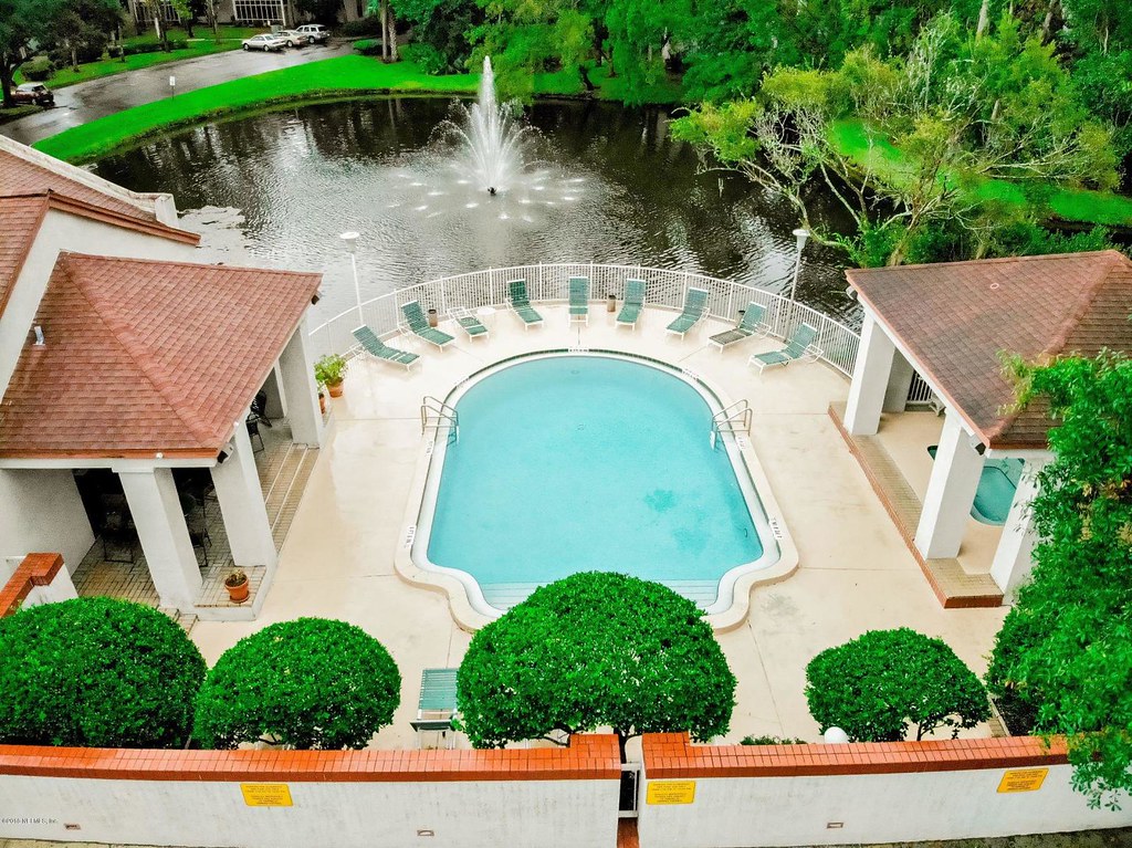 1 Listing Alert End Unit Condo in HILLWOOD CONDOMINIUM. 2… Flickr