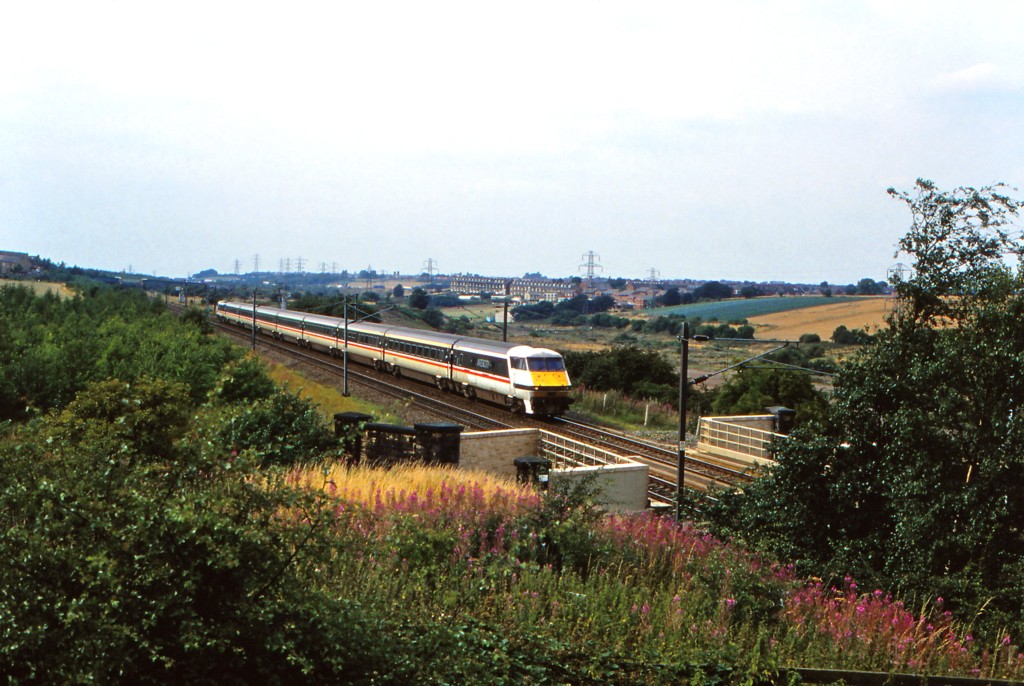 Ardsley. Passing Ardsley with the 1505 Leeds to London Kin… Flickr