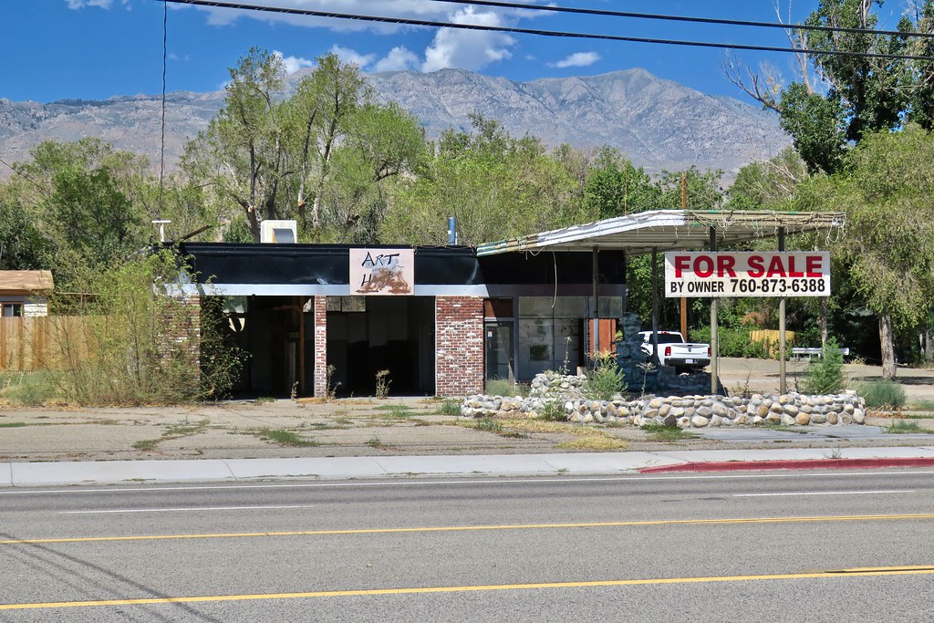 Abandoned Gas Station, Big Pine, CA An abandoned gas stati… Flickr