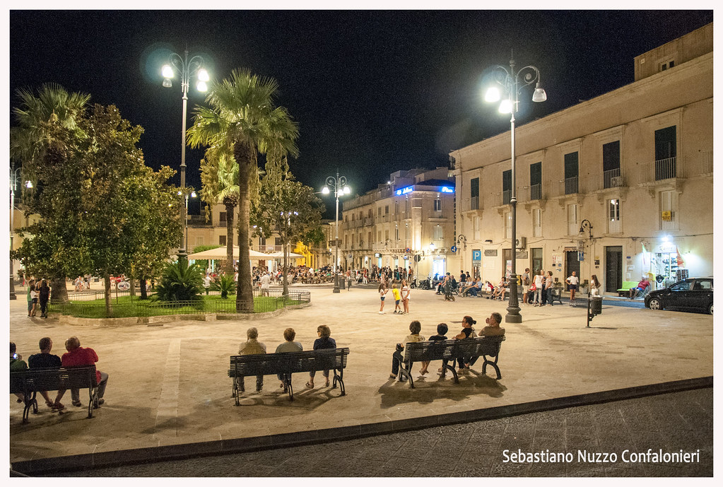 AVOLA PIAZZA CENTRALE DI NOTTE AVOLA PIAZZA CENTRALE D… Flickr