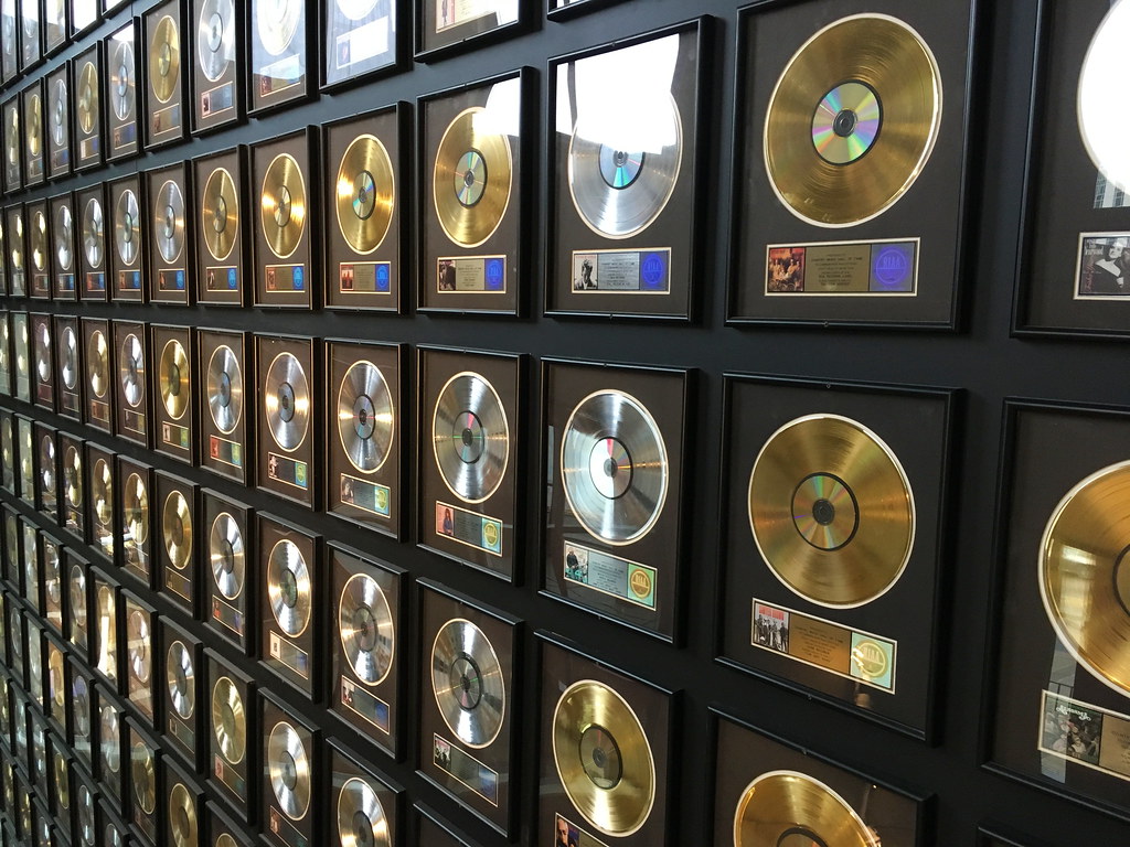 Gold and platinum discs Gold and platinum discs at the Cou… Flickr