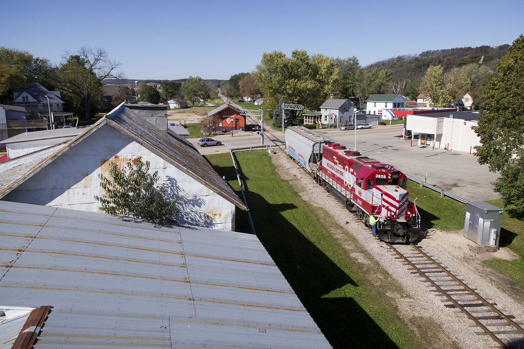 Black Earth L724 heads east through Black Earth Wisconsin … Flickr