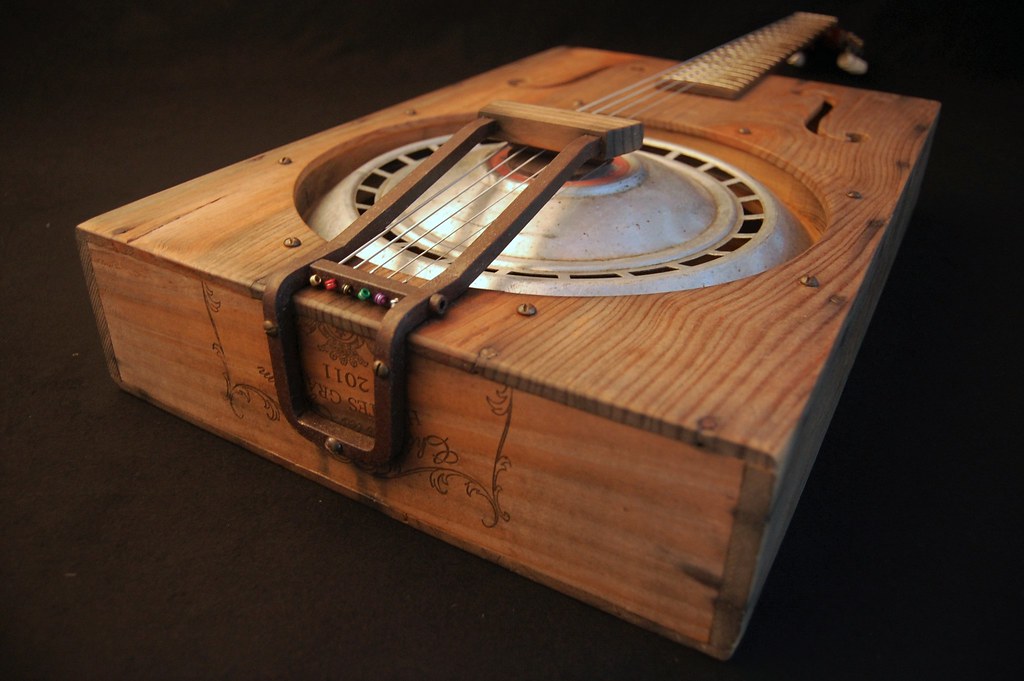 ArondoPhonic Wine Box Guitar with (lightweight) aluminum … Flickr