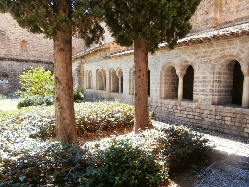 SaintGuilhemleDésert cloître de l'abbaye de Gellone. Flickr