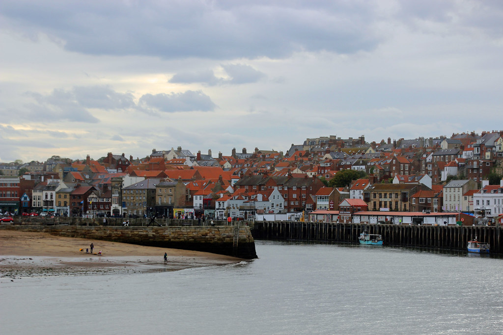 Whitby The view from the east breakwater into Whitby Harbo… Flickr