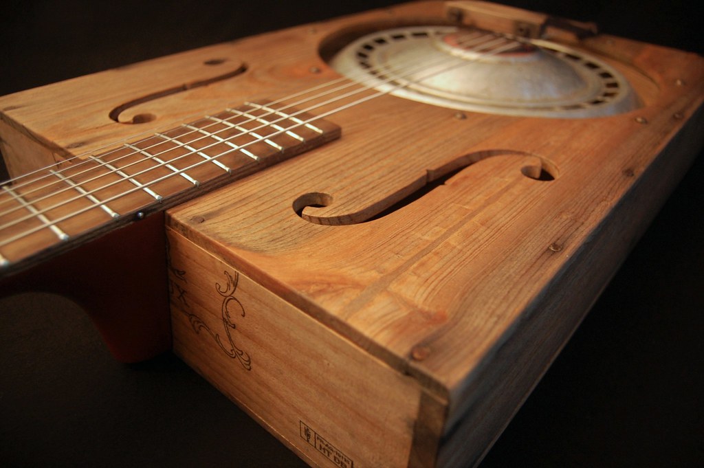 ArondoPhonic Wine Box Guitar with (lightweight) aluminum … Flickr