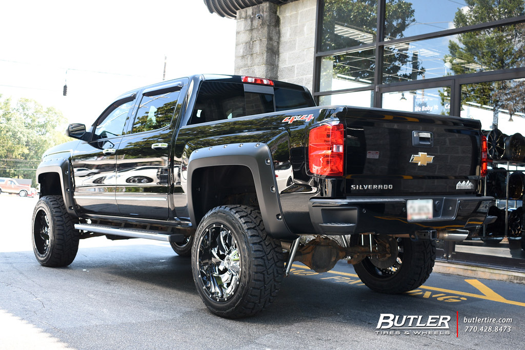 Chevy Silverado with 22in Fuel Cleaver Wheels and Toyo Open Country RT
