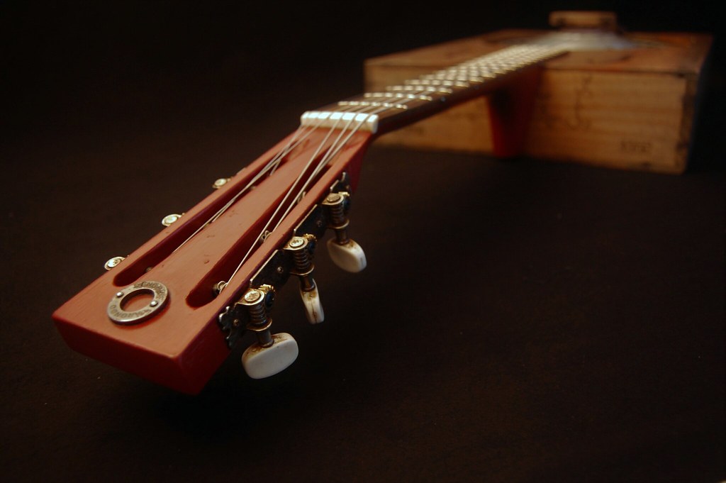 ArondoPhonic Wine Box Guitar with (lightweight) aluminum … Flickr