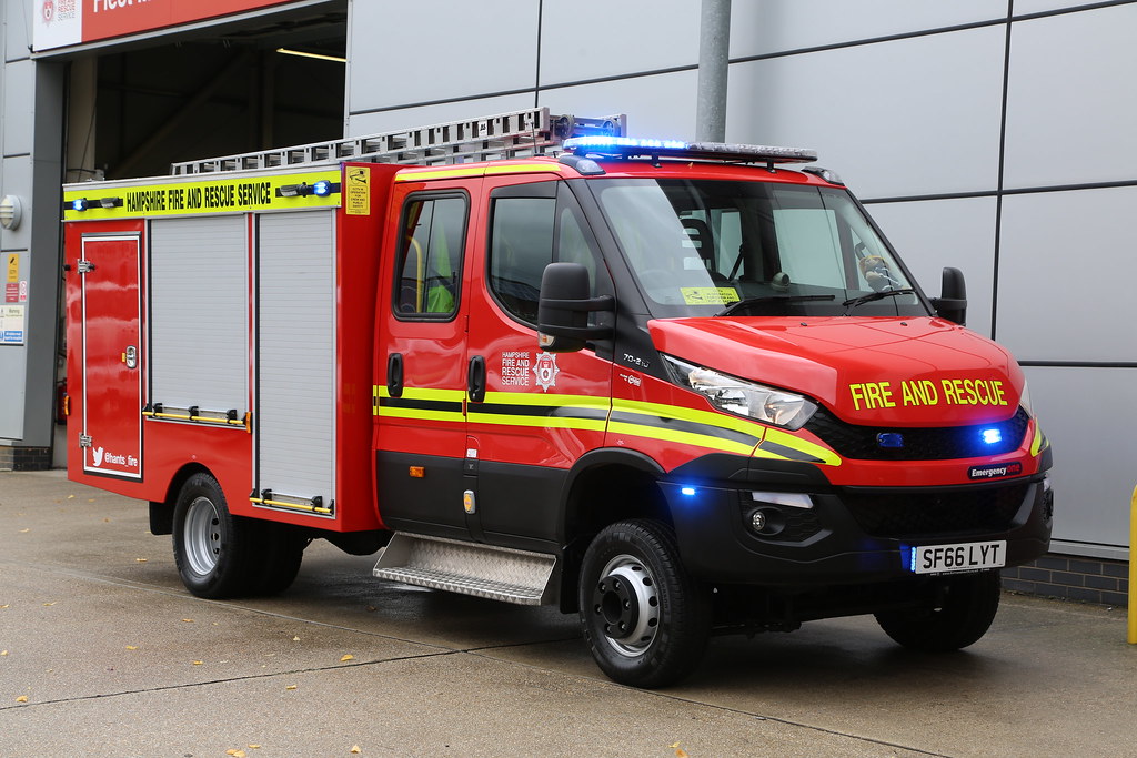 SF66 LYT Hampshire Fire and Rescue Iveco Daily Schoo… Flickr