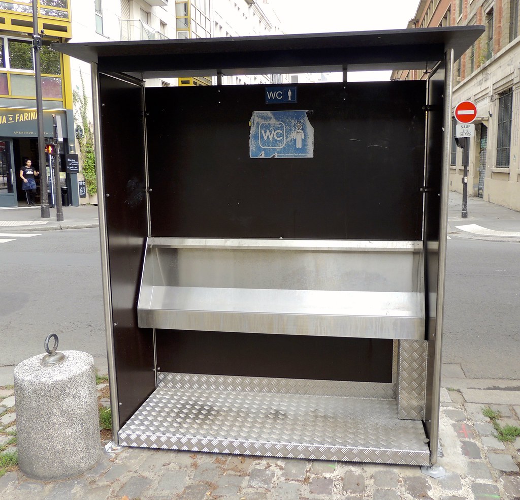 Outdoor Urinal in Paris Outdoor urinals, or "uritrottoirs"… Flickr
