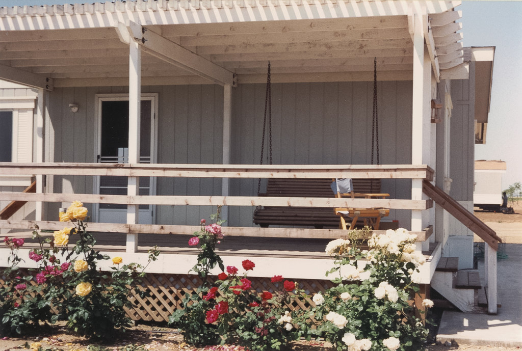 Lindsay Mobile home in Lindsay at Farm, 1994 Carol Herbert Flickr