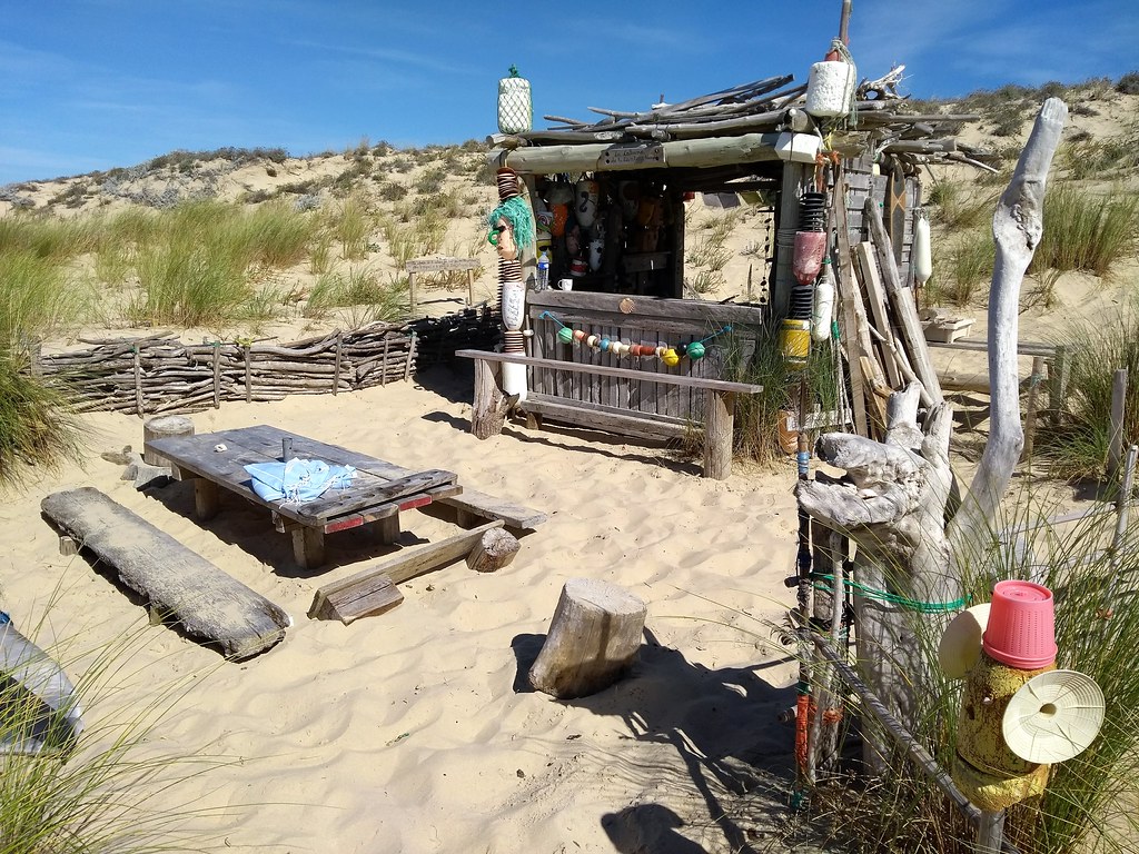 LA PLAGE DE LA CANTINE NORD Cette cabane a été aménagée av… Flickr