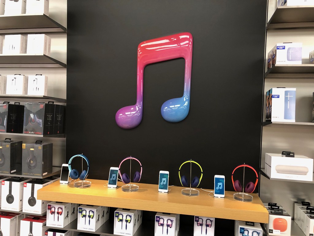 Apple store, New Hampshire 10/2018 Mark Mathosian Flickr