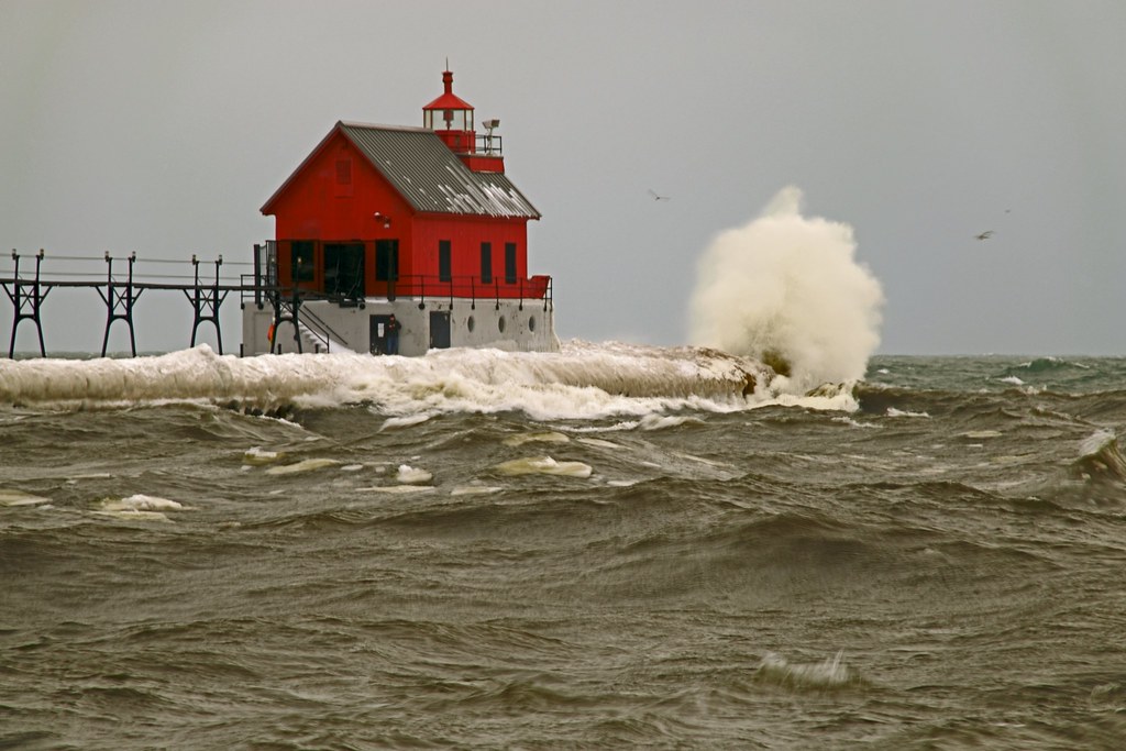 Crash Grand Haven South Pier, inner range lighthouse on a … Flickr