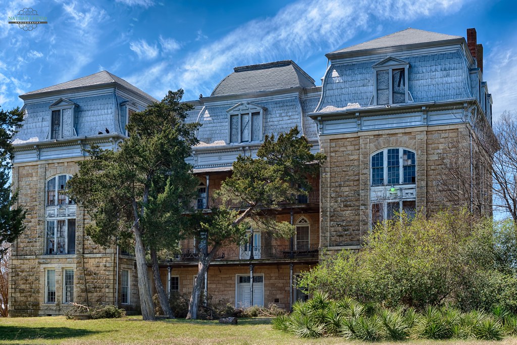 Texas Hall in Tehuacana, TX Wasn't happy with the sun flar… Flickr