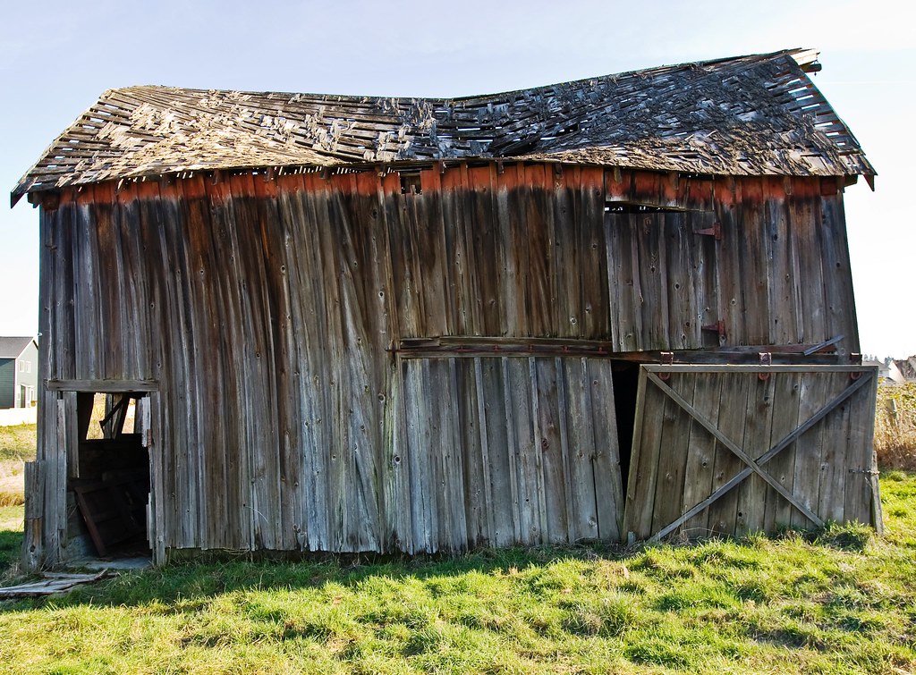 Barn An old barn in town . . . Beaverton, Oregon R0Ng Flickr