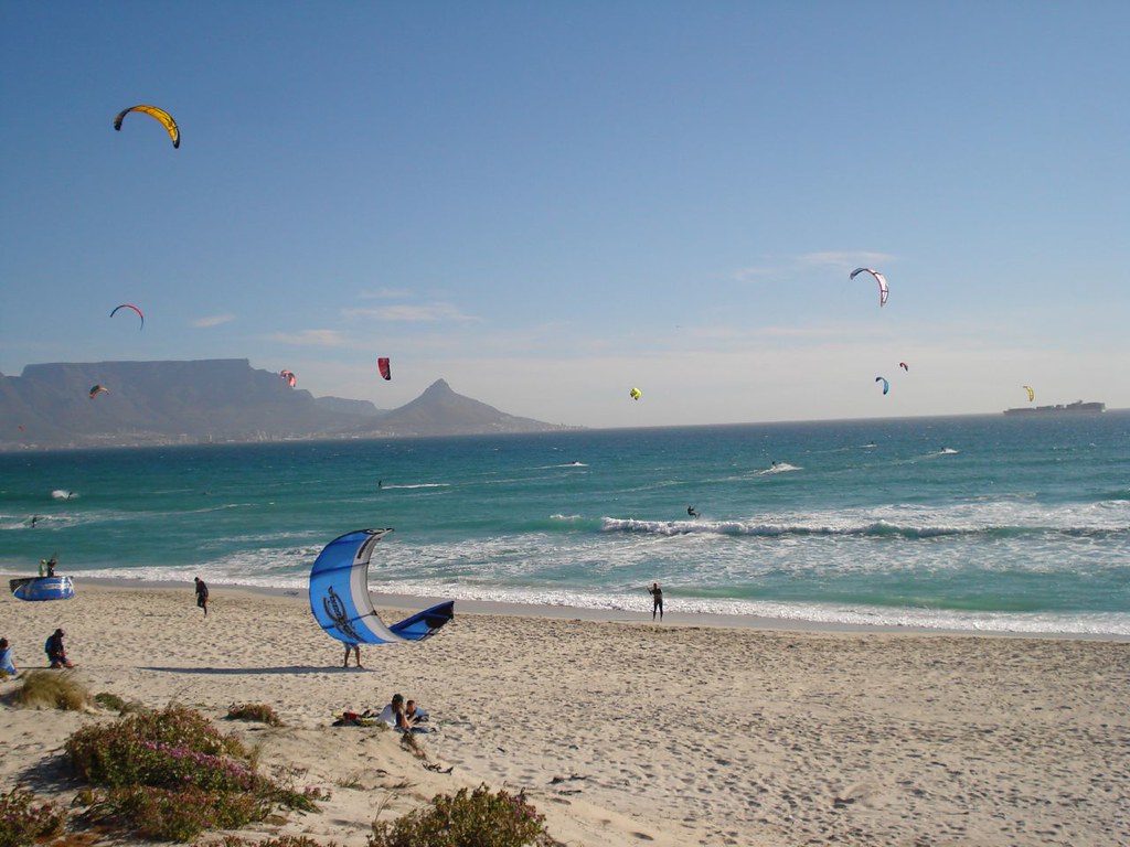 Kite Surfing in Cape Town Kite surfing at Bloubergstrand i… Flickr