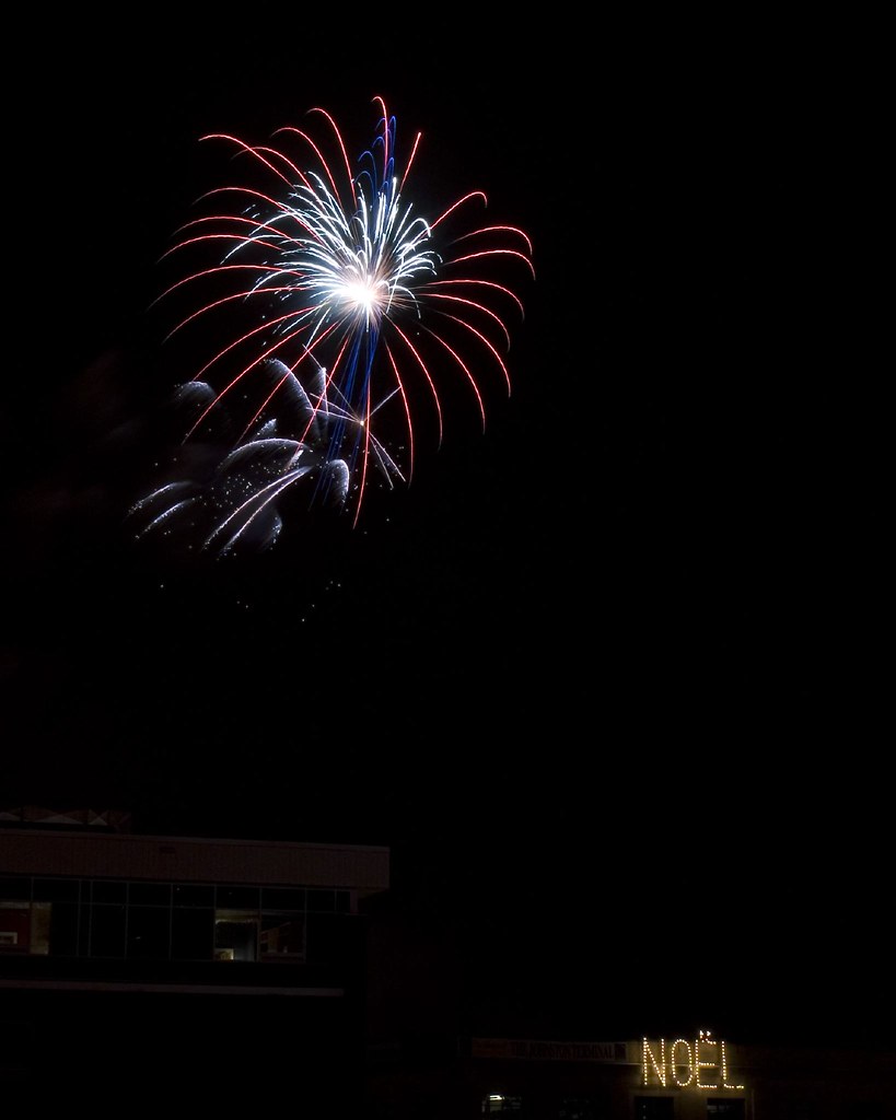 NY08 Fireworks Winnipeg 09 Kurt MacDonald Flickr