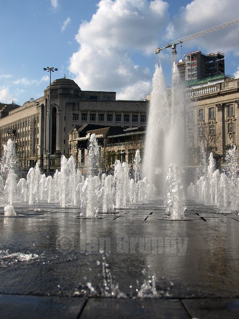 Piccadilly Gardens The fountains in Manchester's Piccadill… Flickr