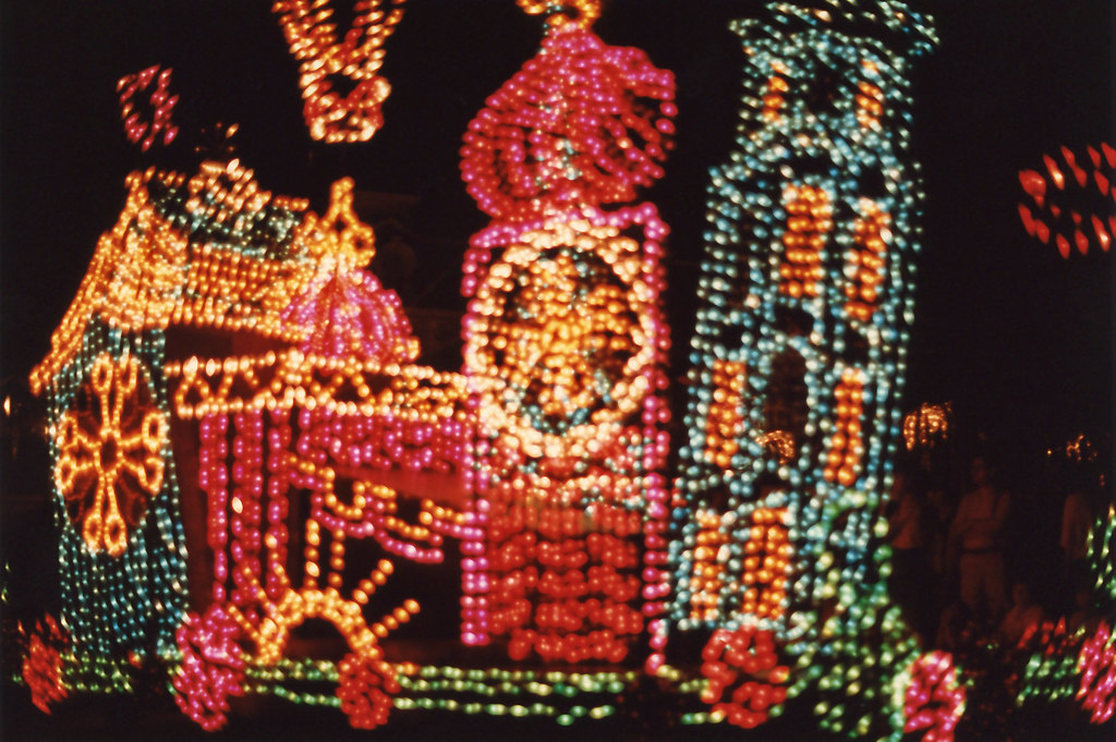 Disney Main Street Electrical Parade 6 Aug 21, 1988 A vin… Flickr