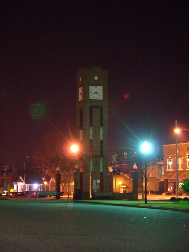 2008 Clock Tower, Simpsonville SC at night Simpsonville Cl… Flickr