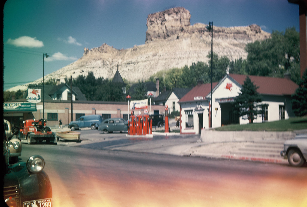 Old "Mobilgas" station, Green River, WY, with Castle Rock … Flickr
