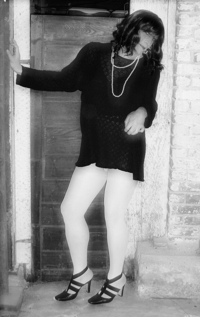 White & Black Dress... Dress? more like a top. Flickr