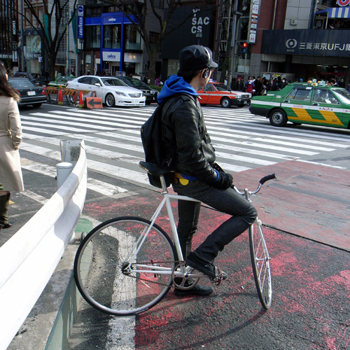 fixed gear hipster check out the low low handle bars. Hara