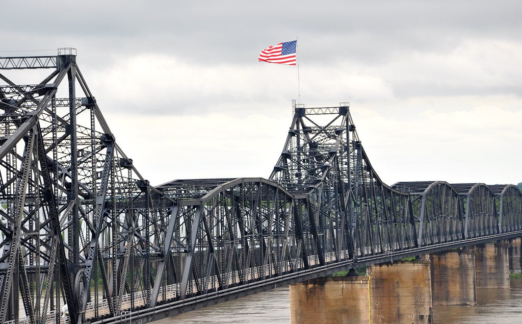 Mississippi River Bridge This is the old Mississippi River… Flickr