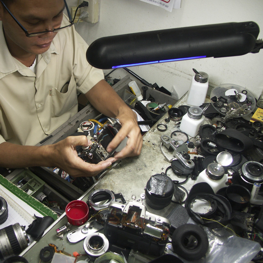 camera repair a camera repair shop in the Saphan Lek marke… Flickr