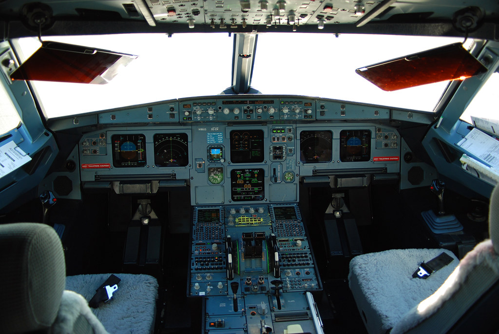 US Airways Airbus A321211 (N186US) Cockpit The flight dec… Flickr