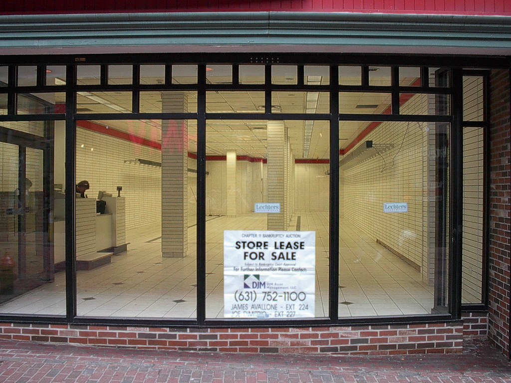 Lechters Housewares Outside a closed Lechters Housewares i… Flickr