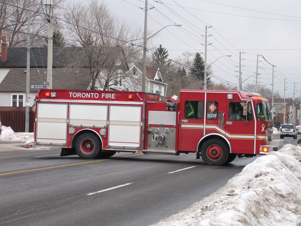 Toronto Fire Rescue 224 Backing into the Woodbine Av. hall… Flickr