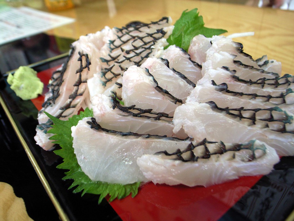 ハマフエフキとアオブダイの刺身(那覇公設市場) : Toshirinの不定期雑記帳 アオブダイ？の刺身 | 真っ青な魚ですが、身は白い。 | Yoshihide Jimbo | Flickr