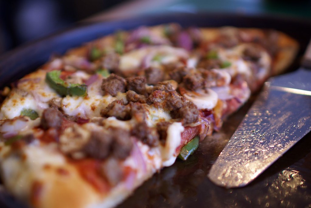 Supreme Pizza, F/1.4 Pizza Hut 6348 Lundy's Lane Niagara F… Flickr