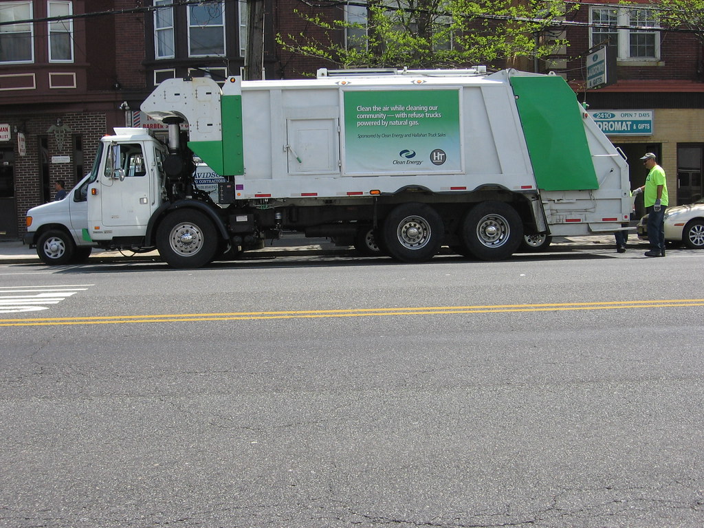 Green Trash Truck I think that they pick up stuff for recy… iirraa