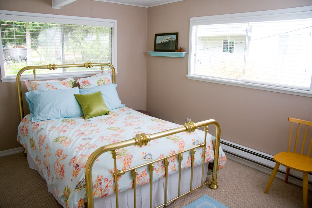 Coral Bedroom Super comfy queen bed, sleeps 2 thegoldenpiglet Flickr