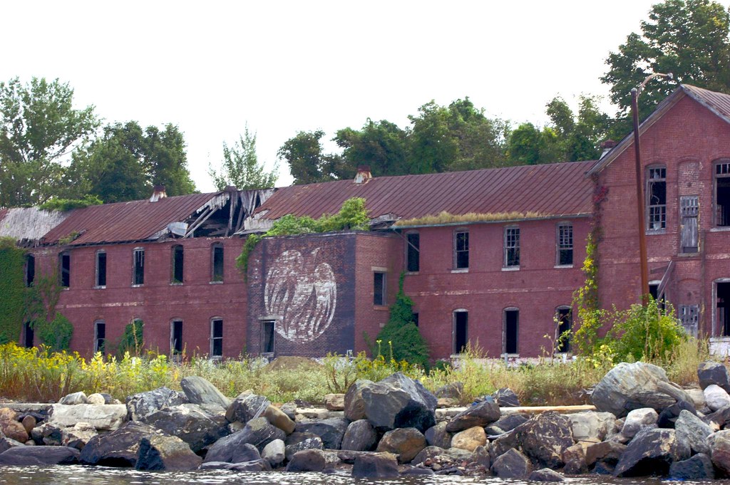Abandoned Phoenix House at Hart Island A facility run by P… Flickr