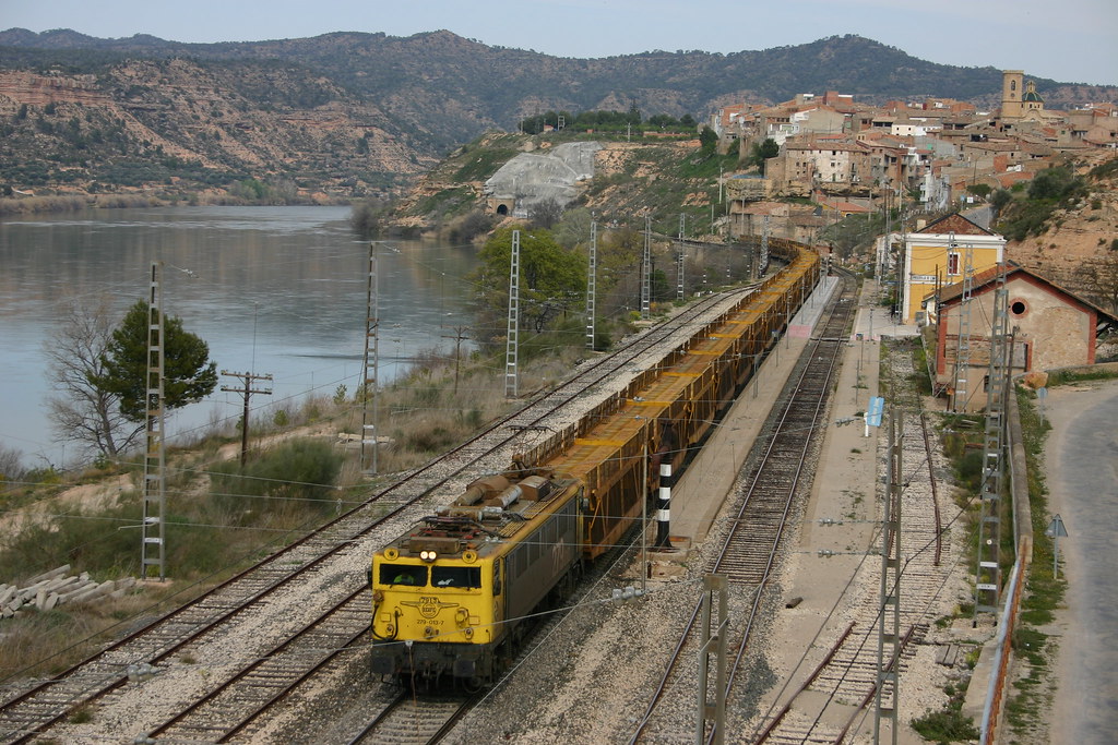 Ribarroja de Ebro 279.013 remolcando un largo portacoches … Flickr