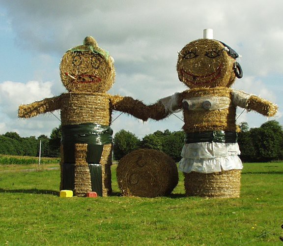 Straw man and women Straw people made with bales in Les Ch… Flickr