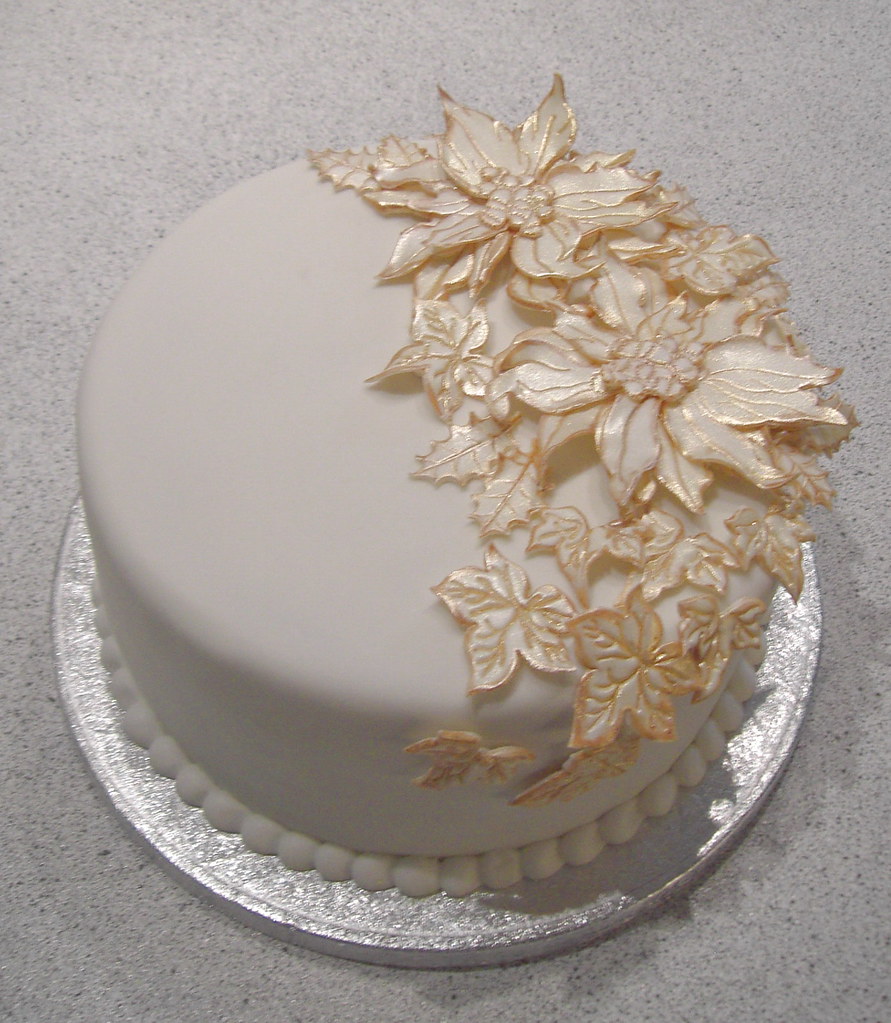 Poinsetta christmas cake A christmas cake with gum paste p… Flickr