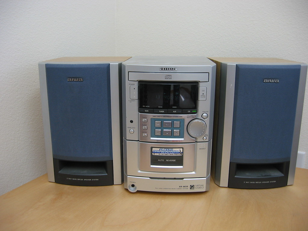 Aiwa bookshelf music system (30) sonia_rai79 Flickr