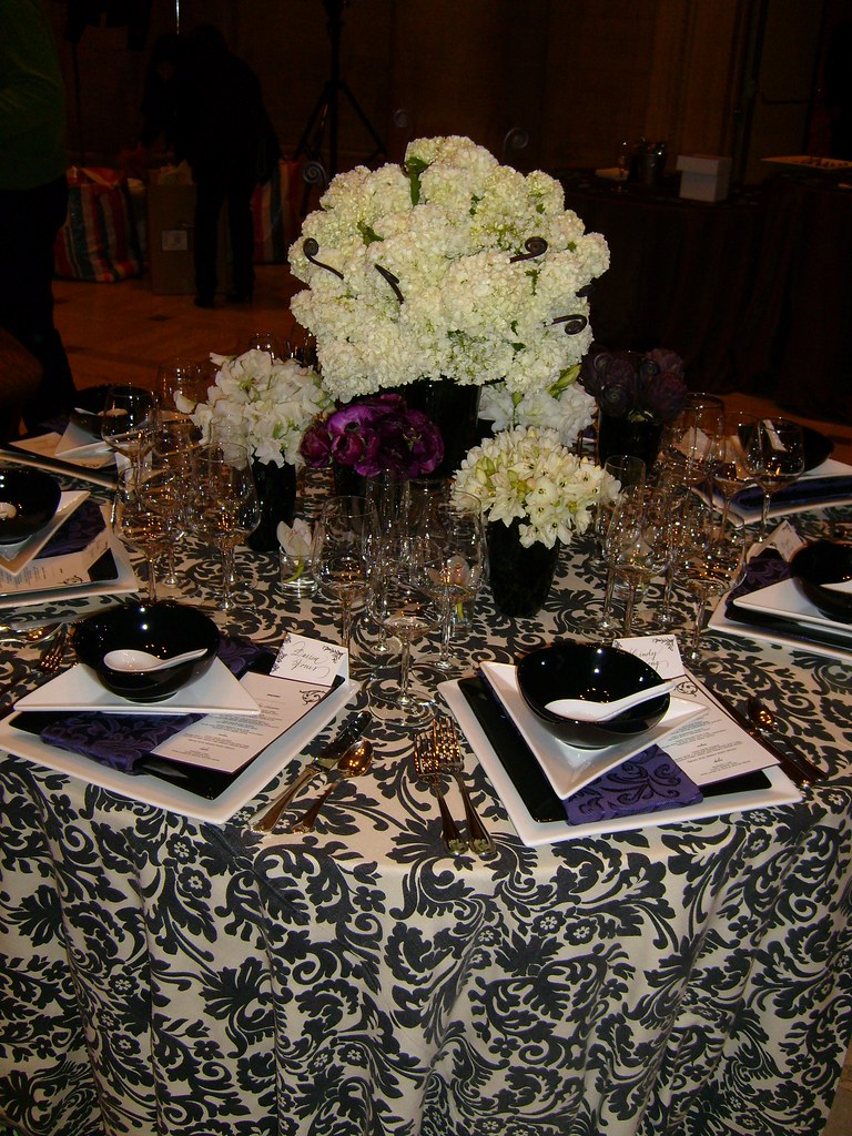 Sexy! table decor This modern and sexy table design was … Flickr